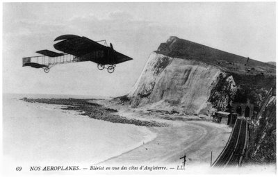 Louis Blériot (1872-1936) traversant la Manche en avion, 25 juillet 1909 - French Photographer